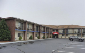  Red Roof Inn & Suites Middletown, RI  Ньюпорт